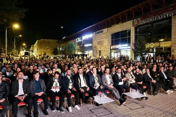 Vali Karakaya vatandaşlarla maç izledi