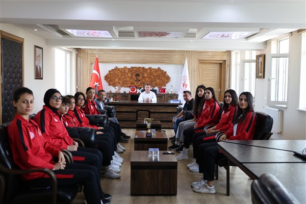 Karaman Gençlik ve Spor İl Müdürü Karadeniz, sporcuları ağırladı