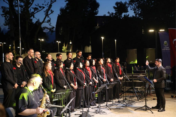 İnegöl Belediyesi Gençlik Korosu sahne aldı