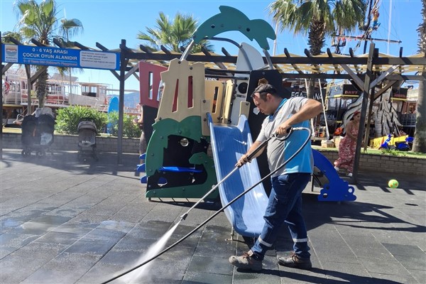 Marmaris’te temizlik çalışmaları devam ediyor