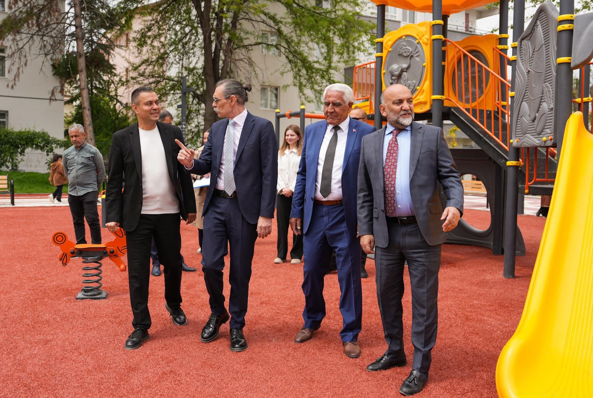 Başkan Beşikcioğlu, çalışma yapılan park alanlarını inceledi