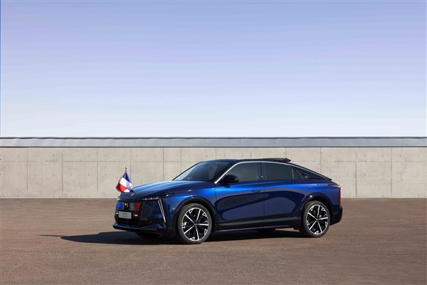 PRESIDENTIAL DS N°8, Fransa Zafer Günü’nde sahneye çıktı