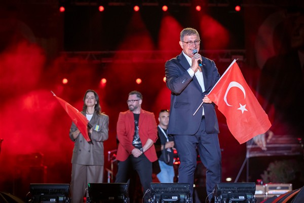 Başkan Tugay, Duman konserine katıldı