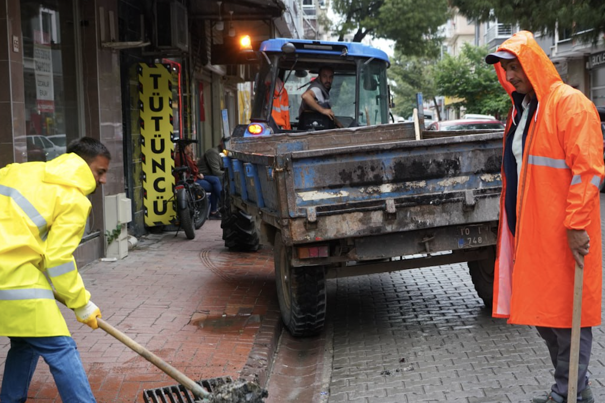 Edremit Belediyesi’nden sağanak yağışlara karşı mücadele