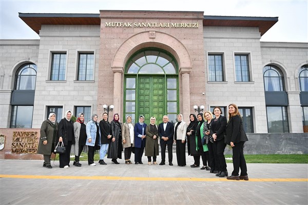 Başkan Büyükkılıç, kadın muhtar ve meclis üyeleri ile buluştu