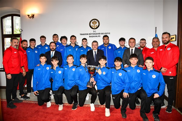 Trabzon Büyükşehir Belediyesi Hentbol Takımı, Başkan Genç’i ziyaret etti