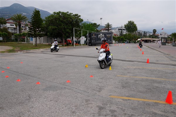 Alanya Belediyesi’nden personele güvenli sürüş eğitimi