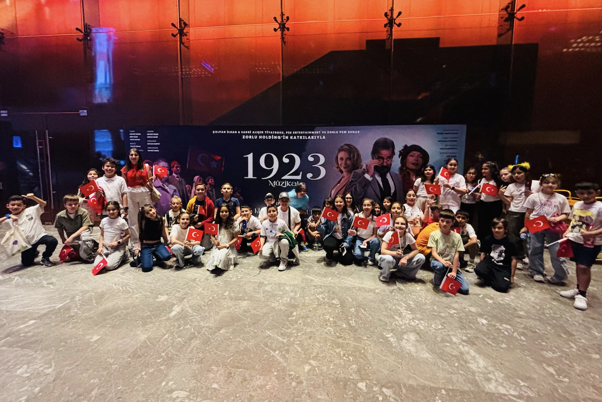 Manisa ÇKSM öğrencileri 1923 müzikalini izledi