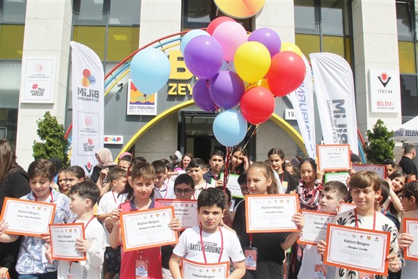 Bilim Z Akademi öğrencileri mezuniyet sertifikalarını aldı
