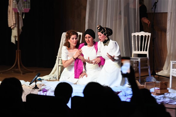 Osmangazili kadınlar Kozalar oyunu ile izleyici karşısında