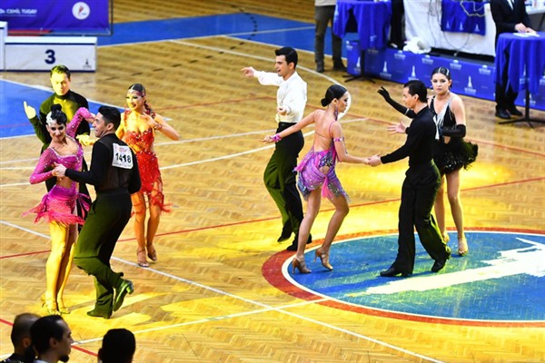 İzmir’de dans yarışması düzenlendi