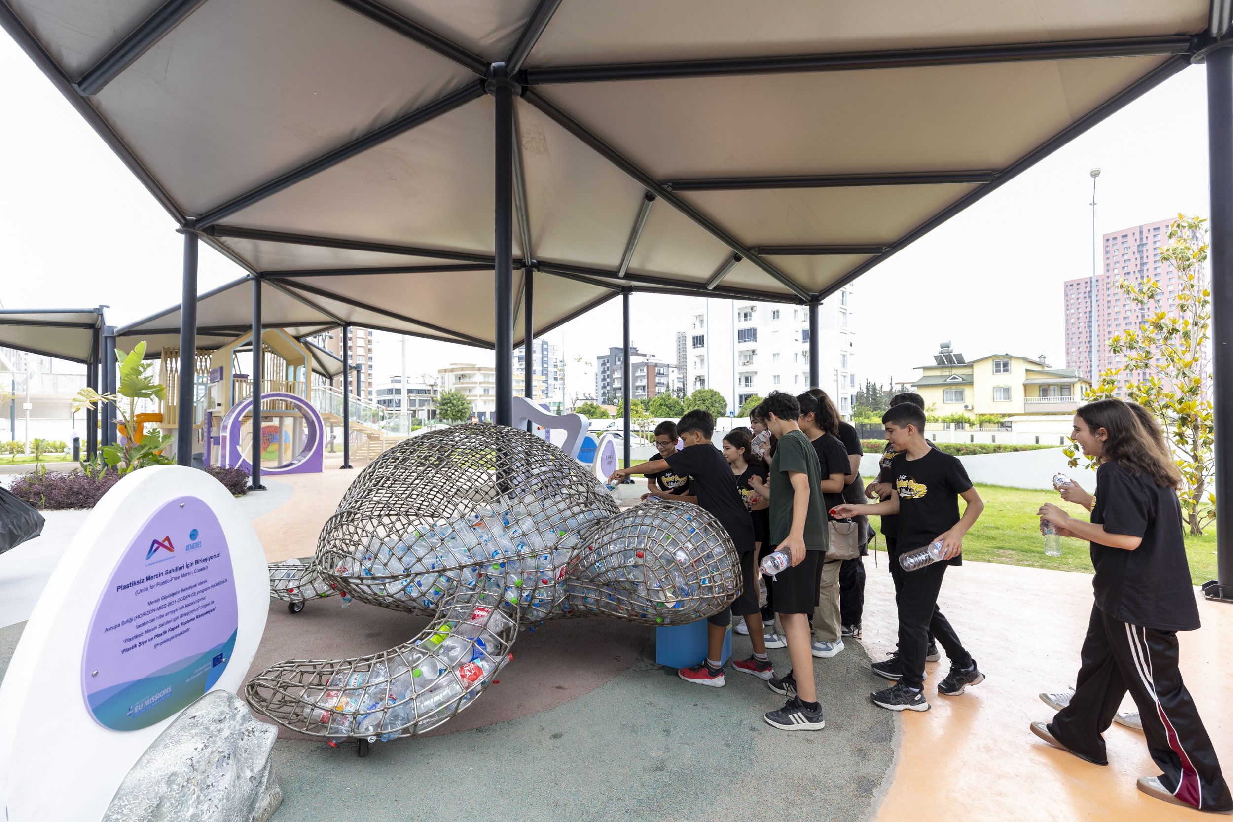 Şehit Sedat Gezer Ortaokulu öğrencilerinden geri dönüşüme katkı