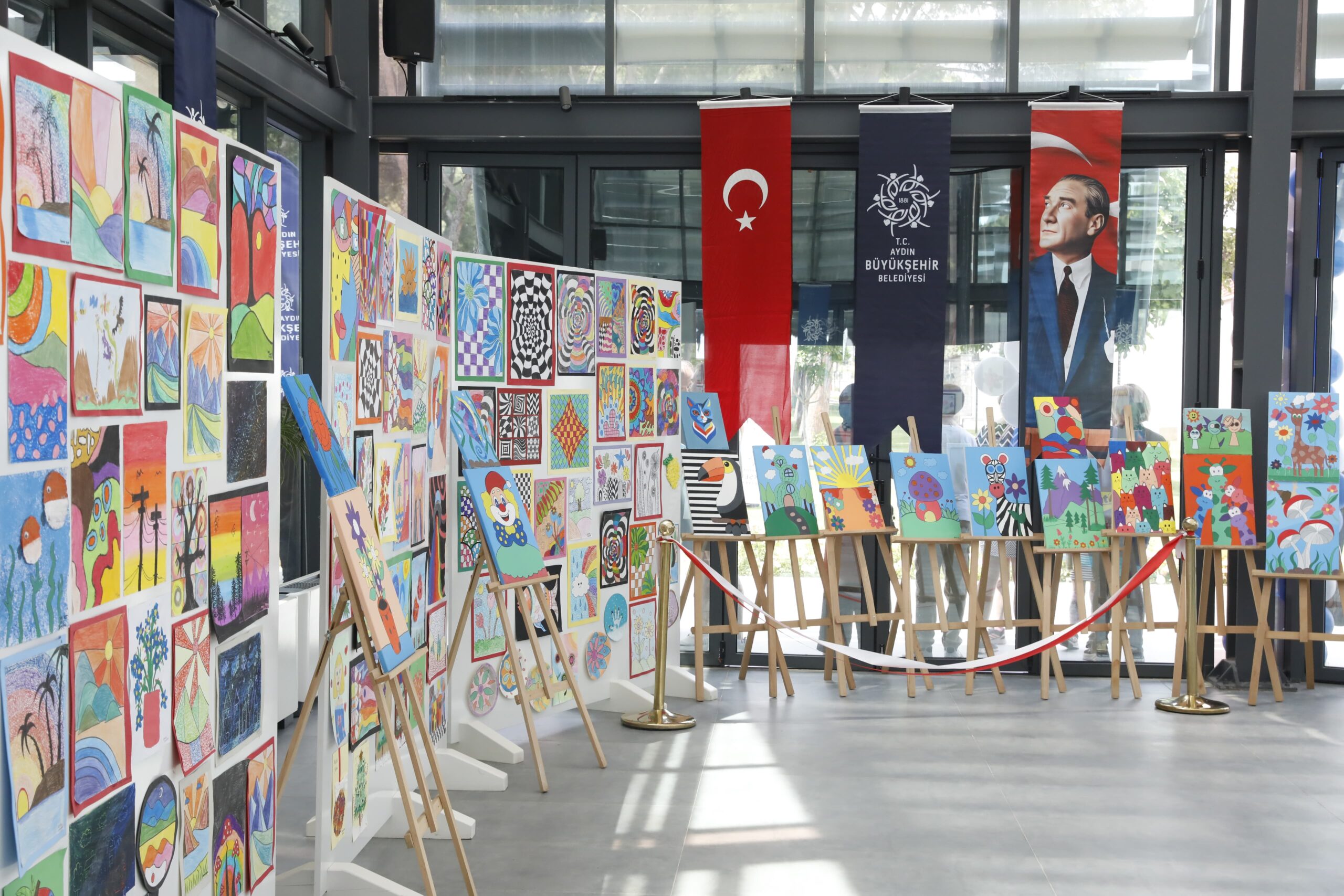 Sanat ve Gelişim Otizm Merkezi öğrencilerinden resim sergisi