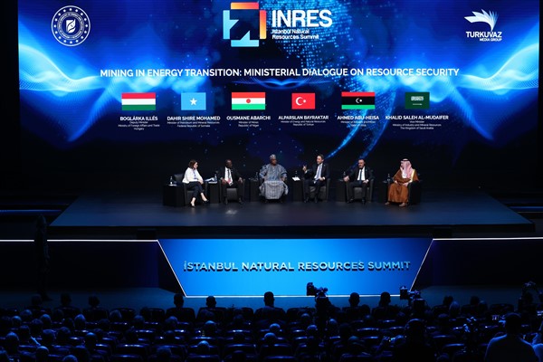 Bakan Bayraktar, farklı ülkelerden bakan ve bakan yardımcılarıyla buluştu