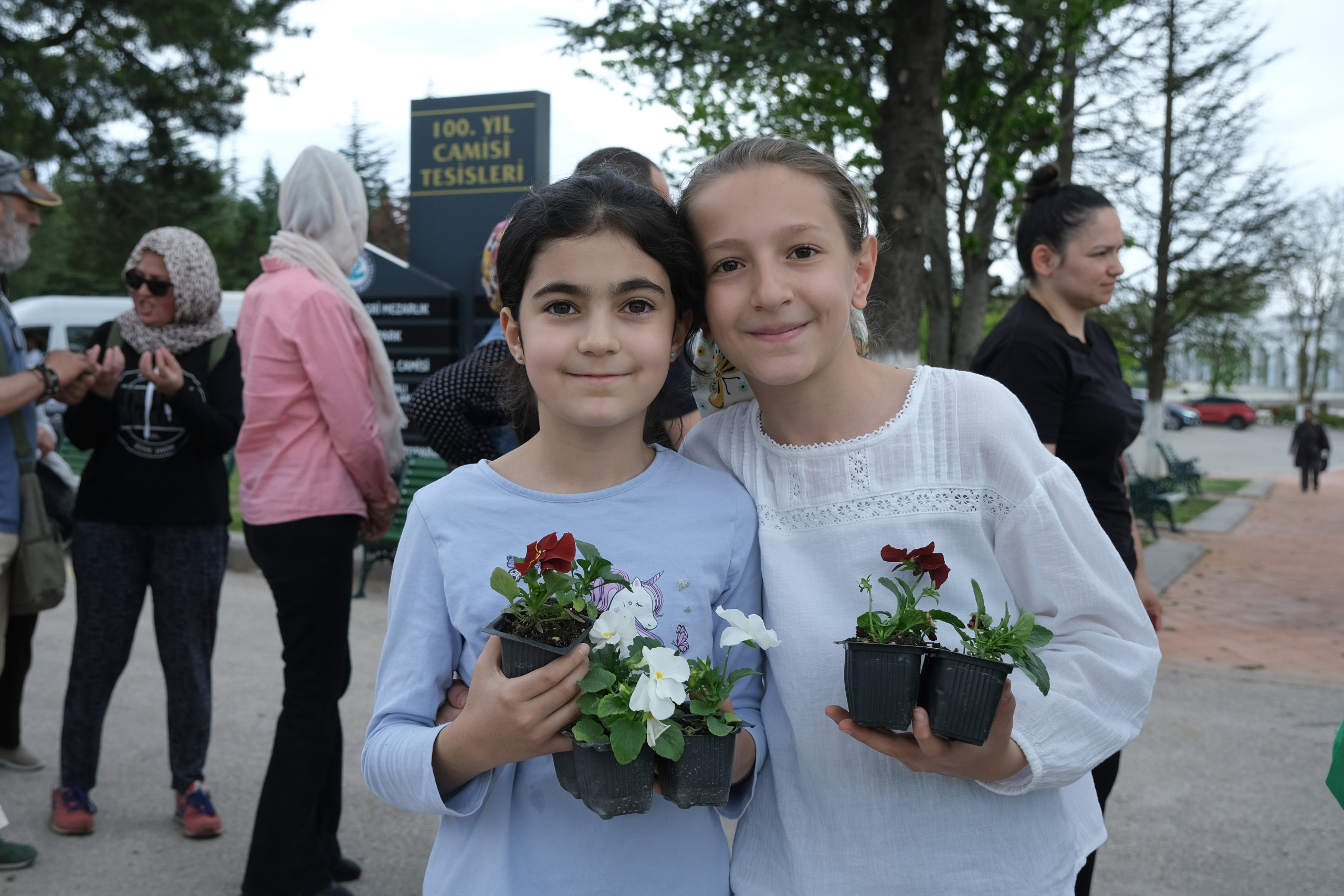Eskişehir Büyükşehir Belediyesi, mezarlık girişinde çiçek dağıttı