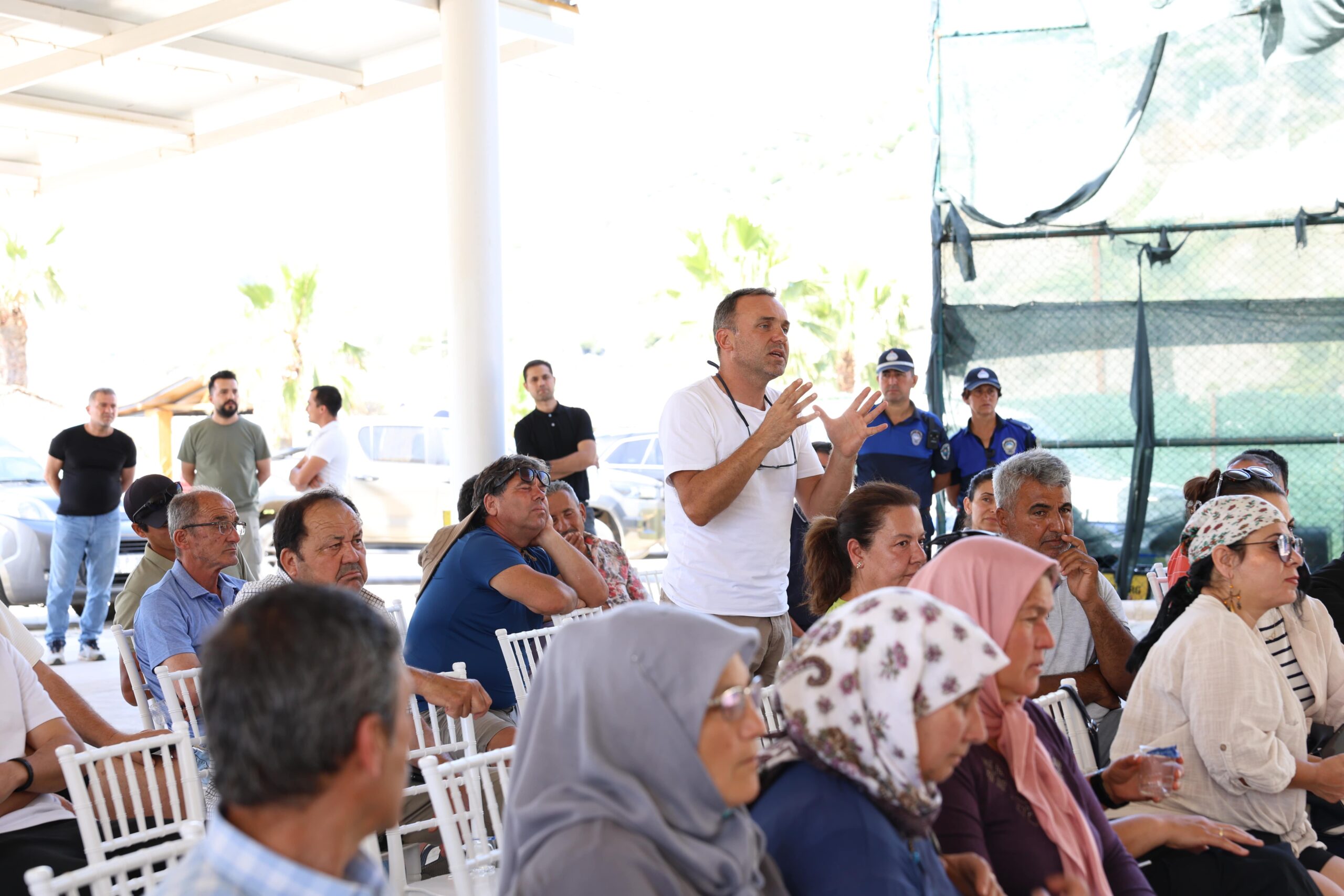 Başkan Ünlü, marina yapımına tepki gösteren vatandaşları ziyaret etti