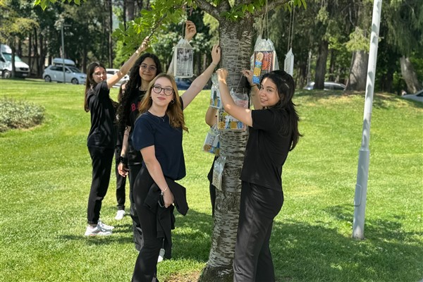 Bursa’da ağaçlar ‘kitap’ açtı