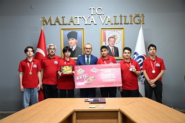 TEKNOFEST 2025 şampiyonları Vali Yavuz’u ziyaret etti