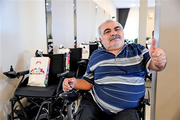 Mersin Büyükşehir Belediyesi’nden engellilere akülü sandalye desteği