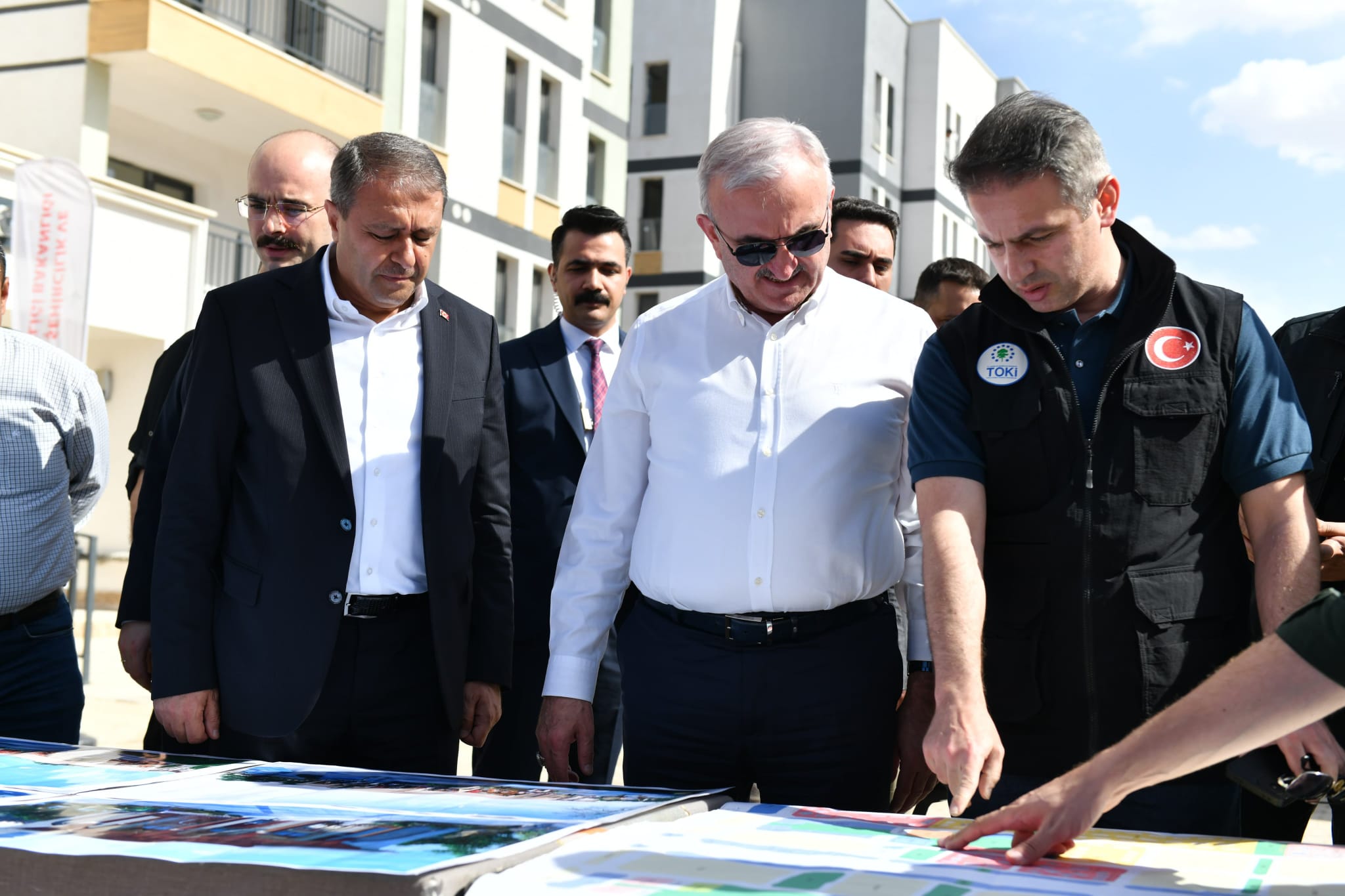 Vali Şıldak ve Bakan Yardımcısı Karaloğlu, TOKİ konutlarını inceledi