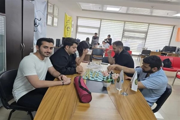 Dicle Üniversitesi’nden görme engelli öğrencilere satranç eğitimi