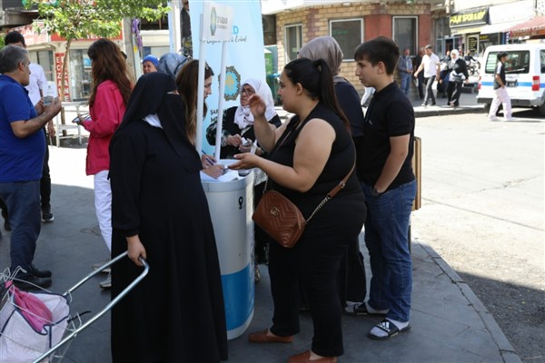Büyükşehir, Bağlar’da kurduğu stantta halkı dinliyor