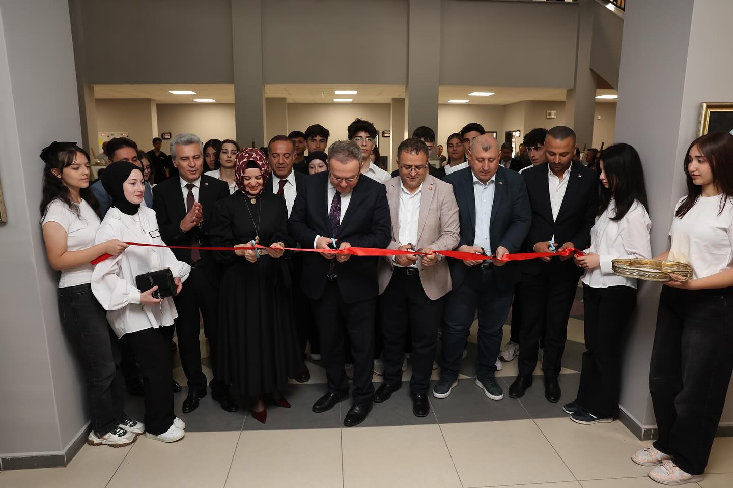 Başkan Gökçe, öğrenciler ve öğretmenlerin hazırladığı resim sergisini gezdi