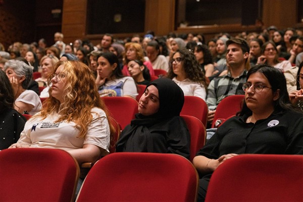 İzmir’de “Dönüşümün Kalbinde Hemşirelik Sempozyumu” düzenlendi