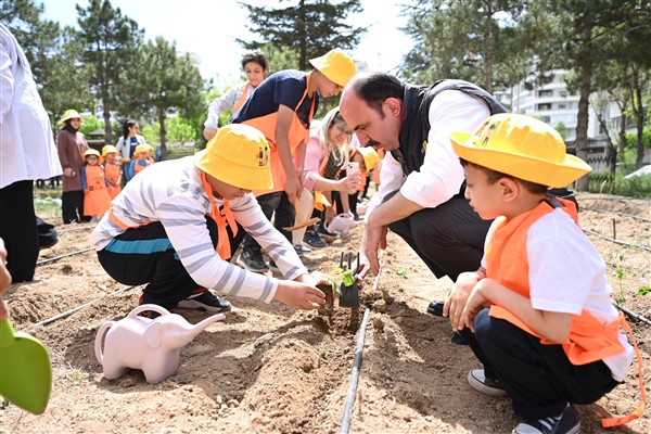 Başkan Altay, özel gençlerle birlikte sebze fidelerini toprakla buluşturdu