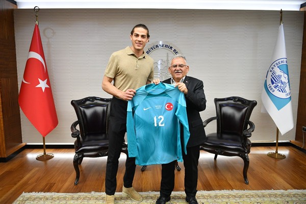 Başkan Büyükkılıç’a milli futbolcu Alemdar’dan ziyaret