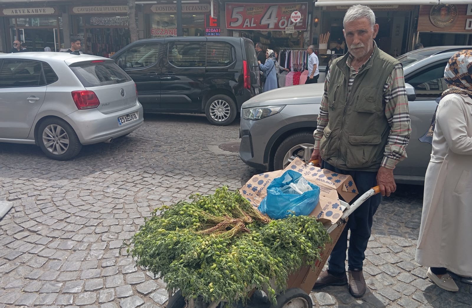 Diyarbakır’da Mehmet Turhan, 50 yıldır el arabasıyla geçimini sağlıyor