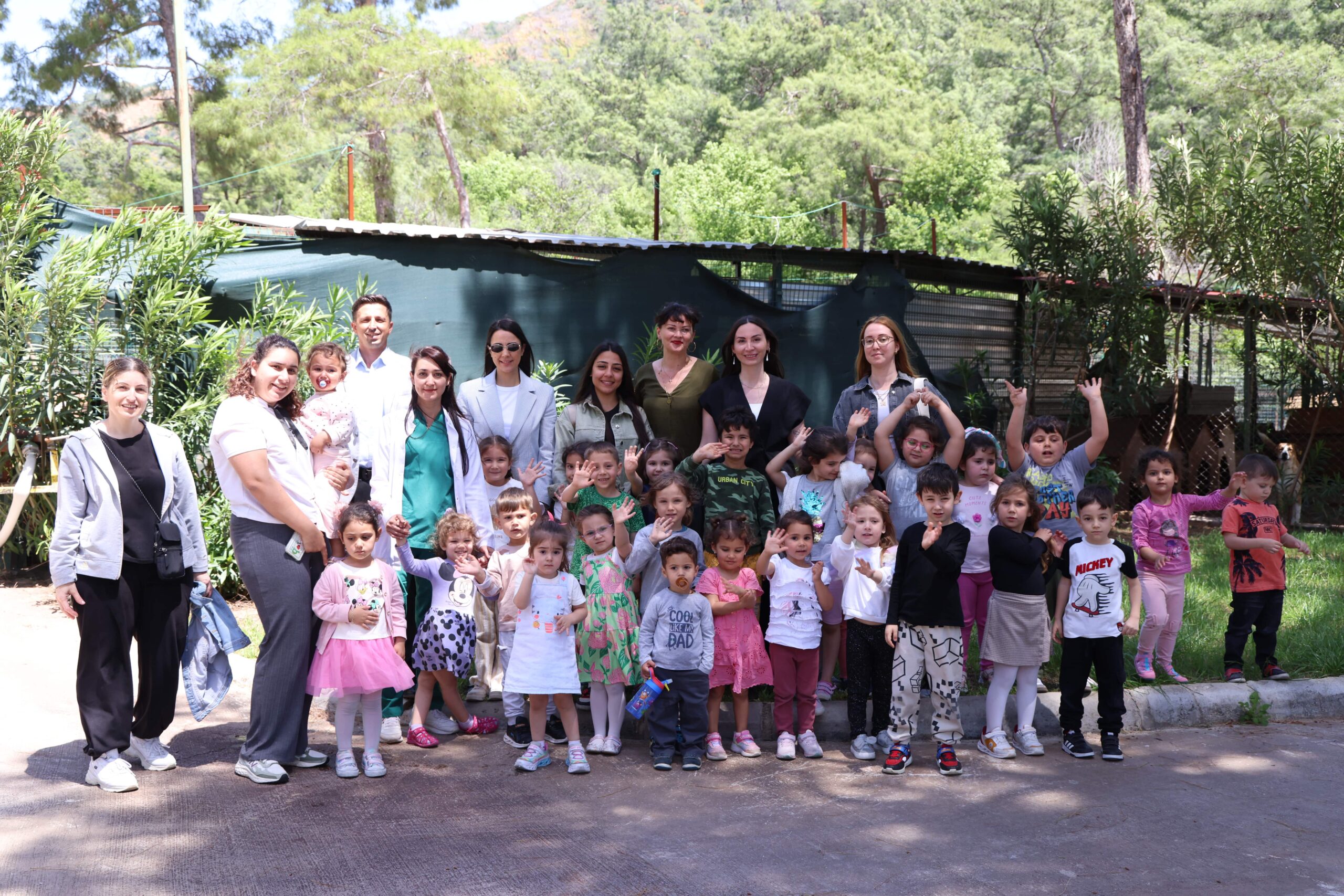 Çocuklar, Marmaris Belediyesi Geçici Hayvan Bakımevi’ni ziyaret etti