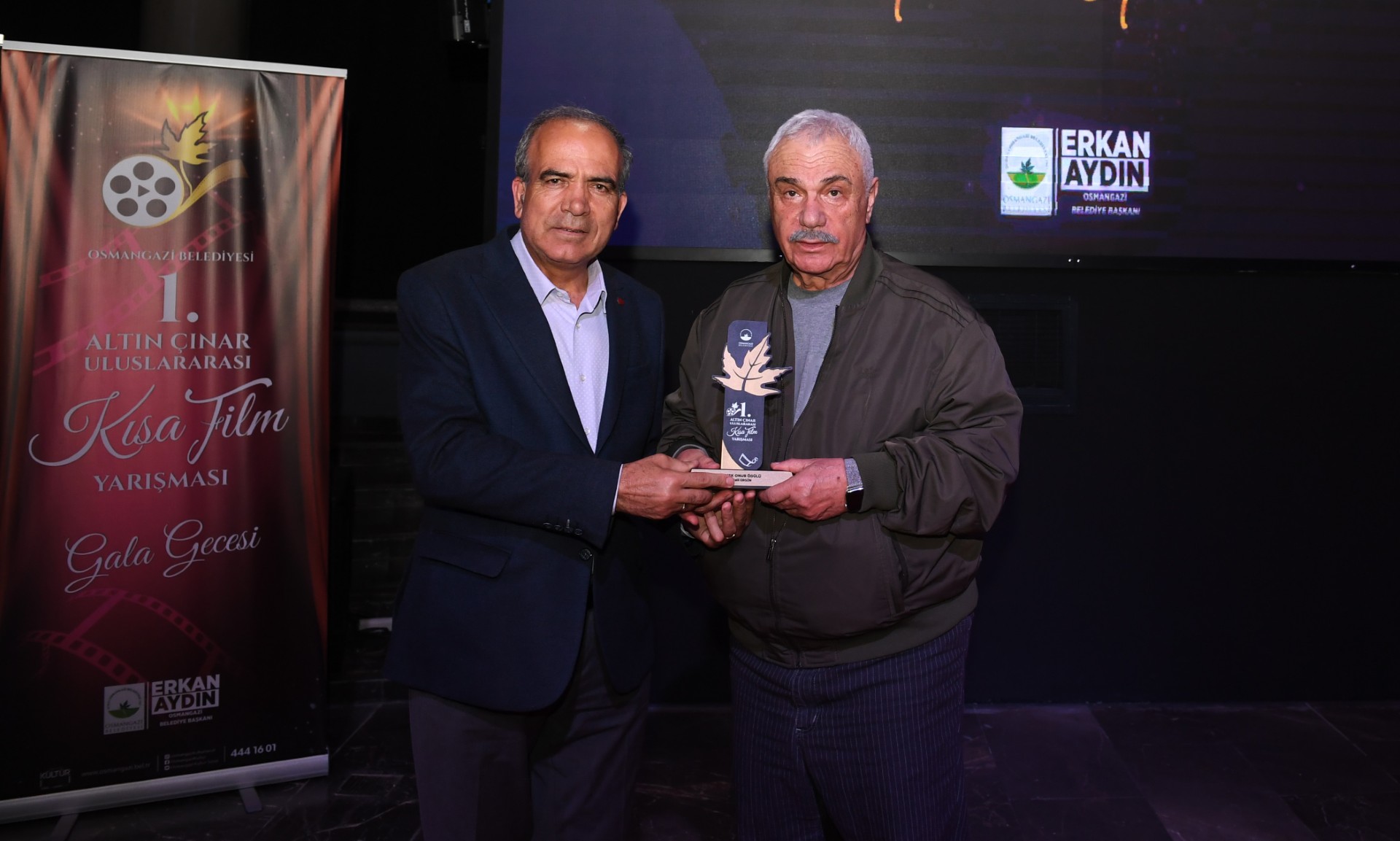 Osmangazi Belediyesi’nden usta oyuncu Halil Ergün’e emek onur ödülü