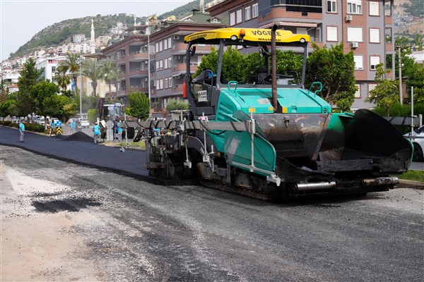 Alanya Belediyesi’nden asfalt serim çalışması