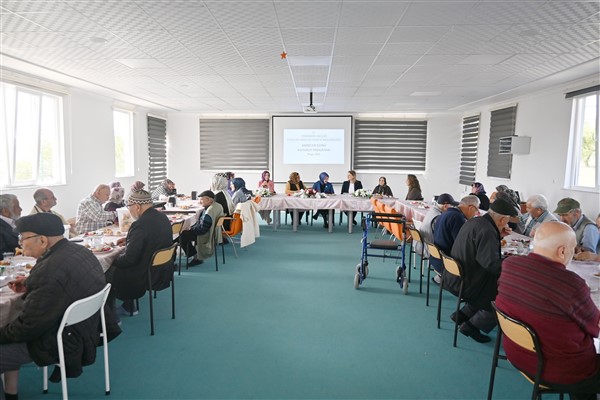 Karaman huzurevindeki annelerin Anneler Günü kutlandı