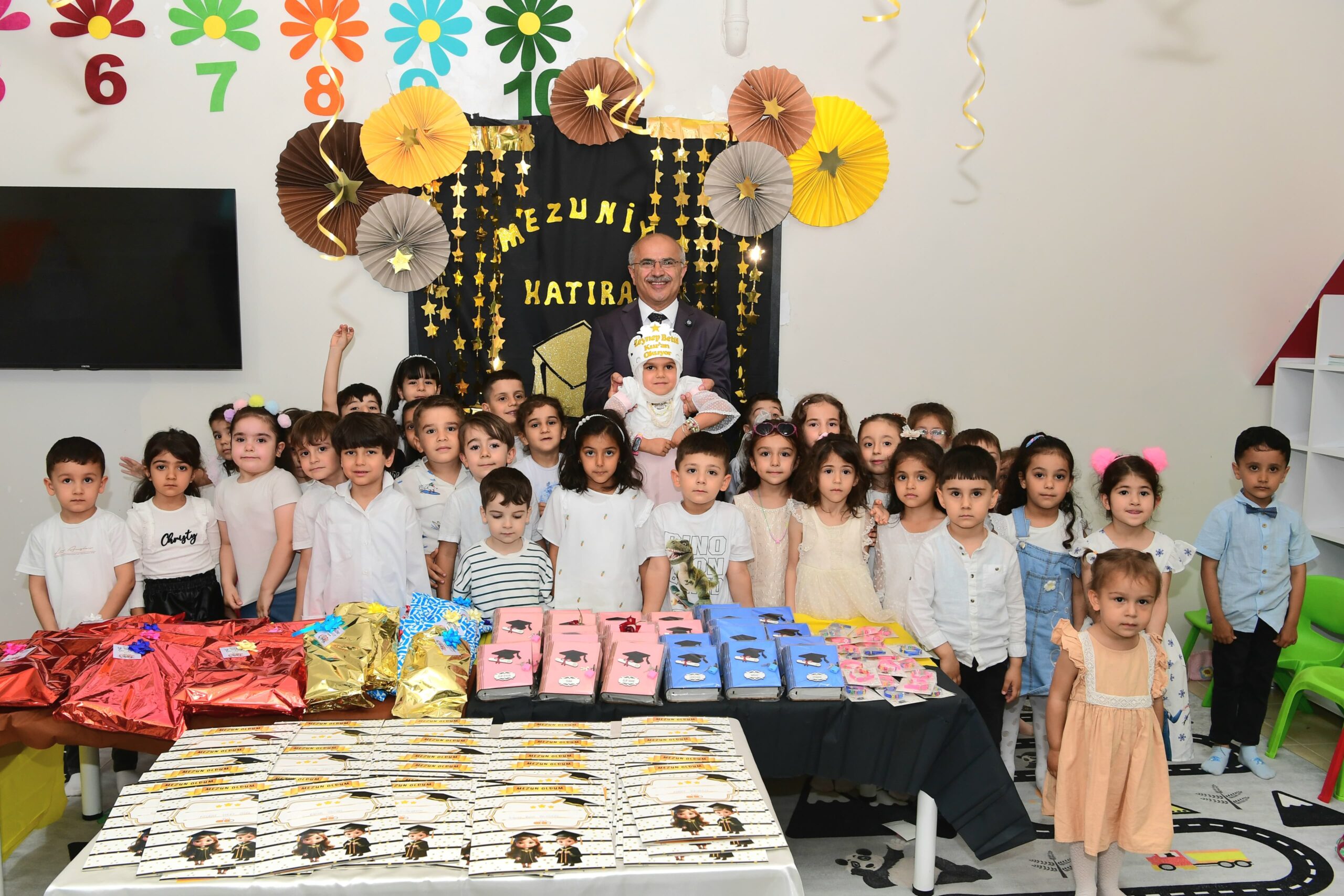 Başkan Er, karne dağıtım programında çocuklarla buluştu