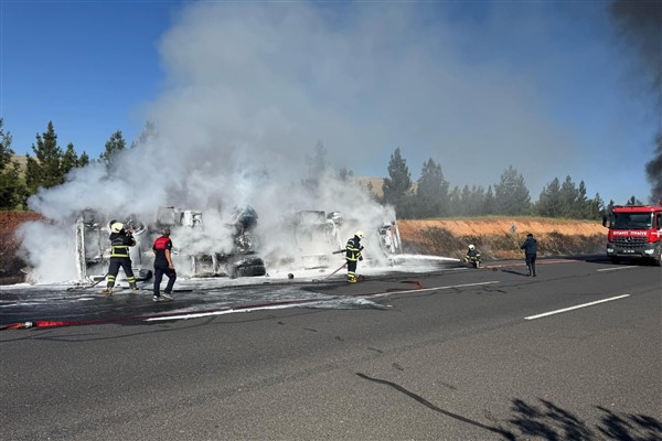 Şanlıurfa’da akaryakıt yüklü tanker kaza yaptı