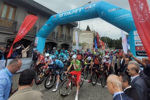 Cumhurbaşkanlığı Bisiklet Turu’nda pedallar Meryemana’ya çevrildi