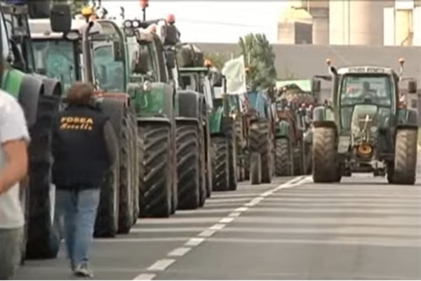 Fransız çiftçiler traktörlerini Fransız Ulusal Meclisi’nin önüne park etti