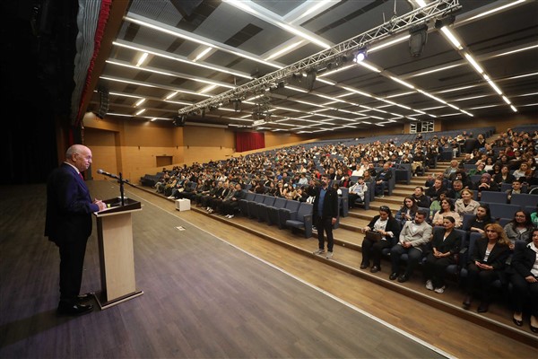 Başkan Yaşar, öğrencilerle bir araya geldi