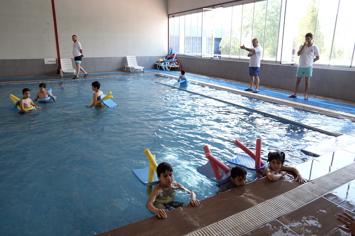 Çukurova Belediyesi’nden engelsiz yüzme etkinliği