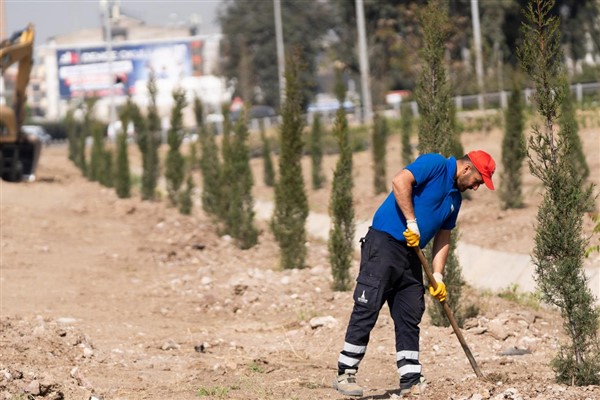 Büyükşehirden karayolu kavşaklarını ağaçlandırma çalışması