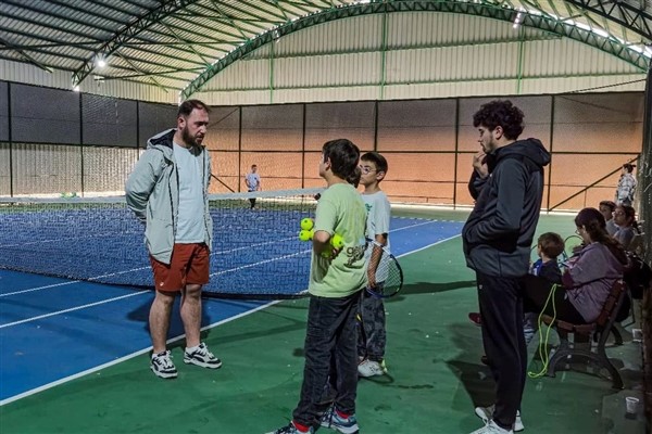 Karacabey Belediyesi Spor Tesisleri’nde minik raketler sahne aldı