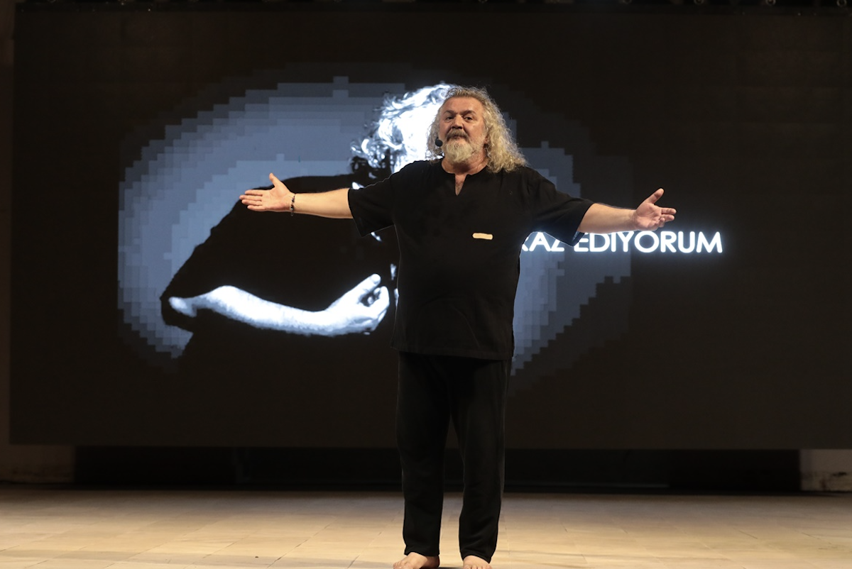 Müfit Can Saçıntı Akhisar’da sahne aldı