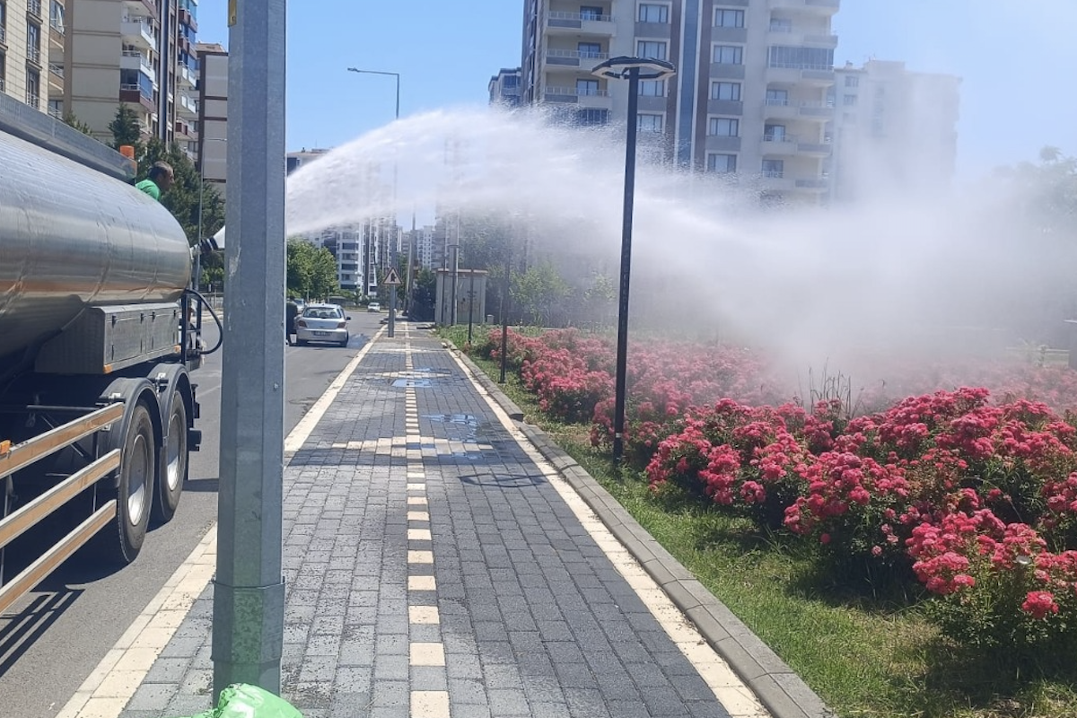 Kayapınar Belediyesi’nden yaz boyunca seyyar sulama hizmeti