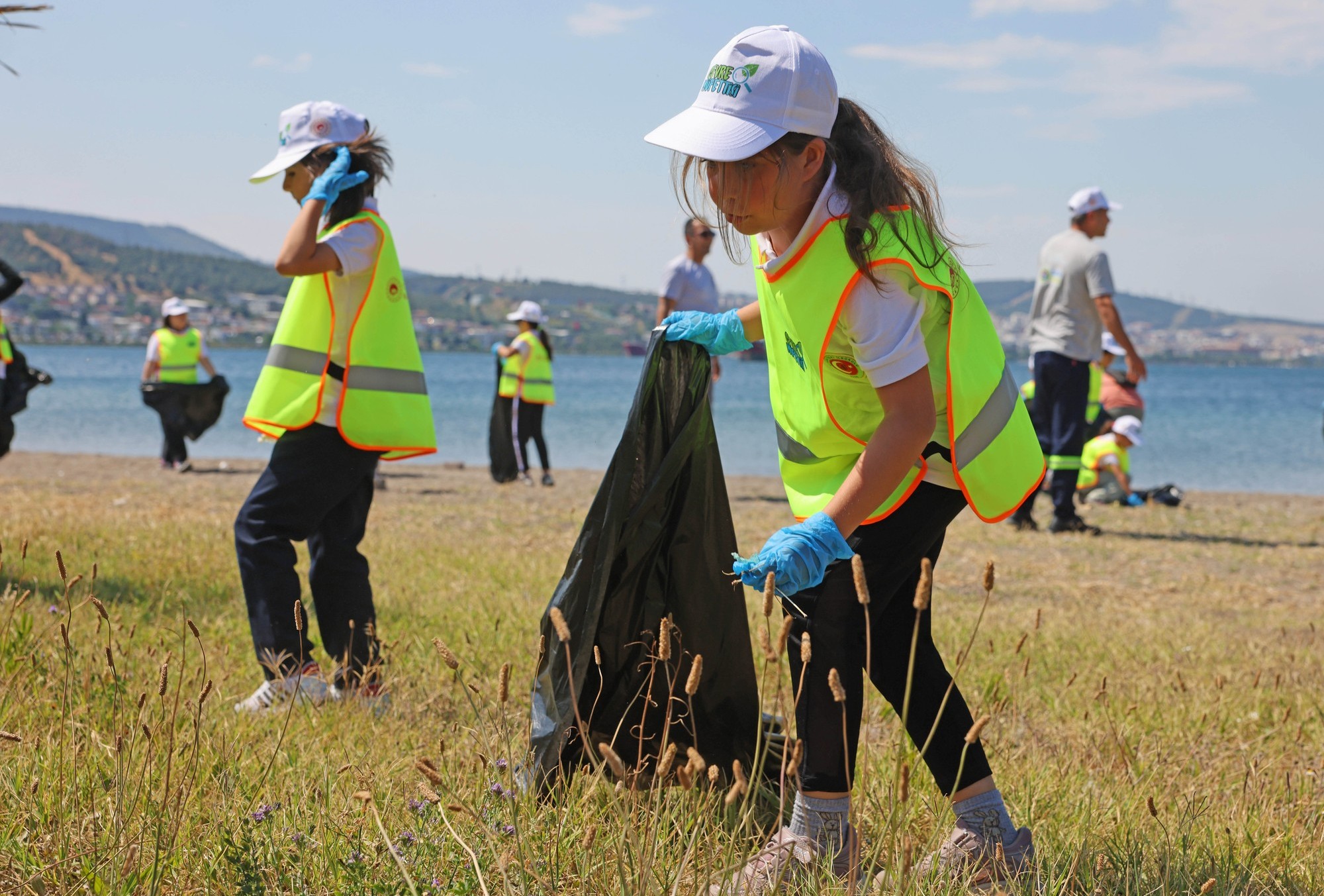 Aliağa’da öğrencilerle kıyı temizliği ve geri dönüşüm eğitimi