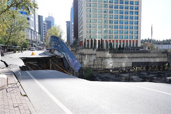 Sarıyer’de yol çöktü