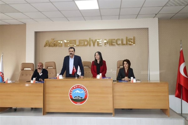 Ağrı Belediyesi Eş Başkanları muhtarlarla buluştu