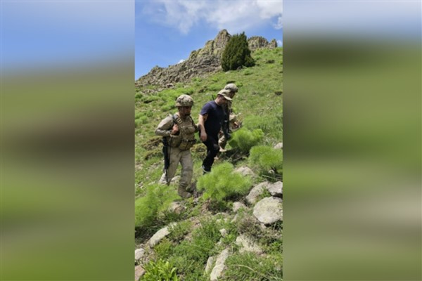 Tunceli’de kayalıklarda düşen vatandaşı Jandarma kurtardı