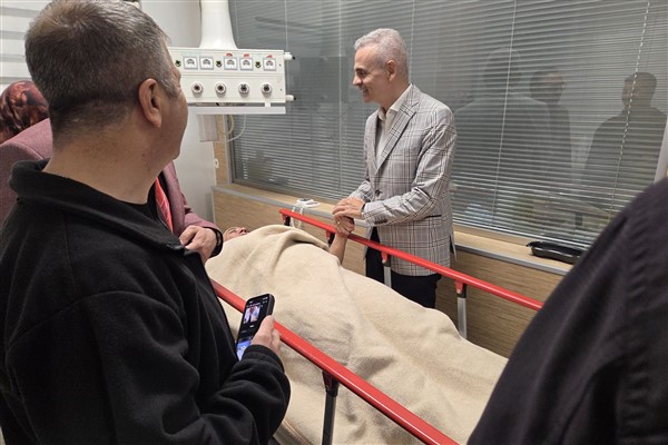 Karaman Valisi Çiçekli, trafik kazasında yaralanan vatandaşları ziyaret etti